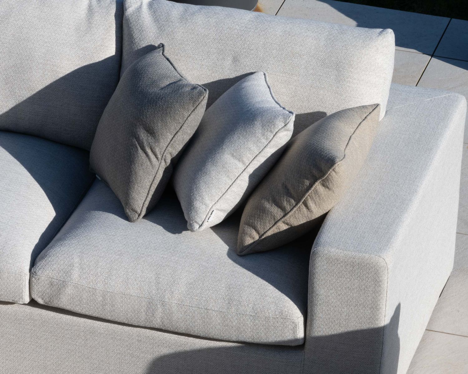 Canapé d'extérieur ultra confort en tissu beige chiné et coussins décos "Toliara" avec module ottoman