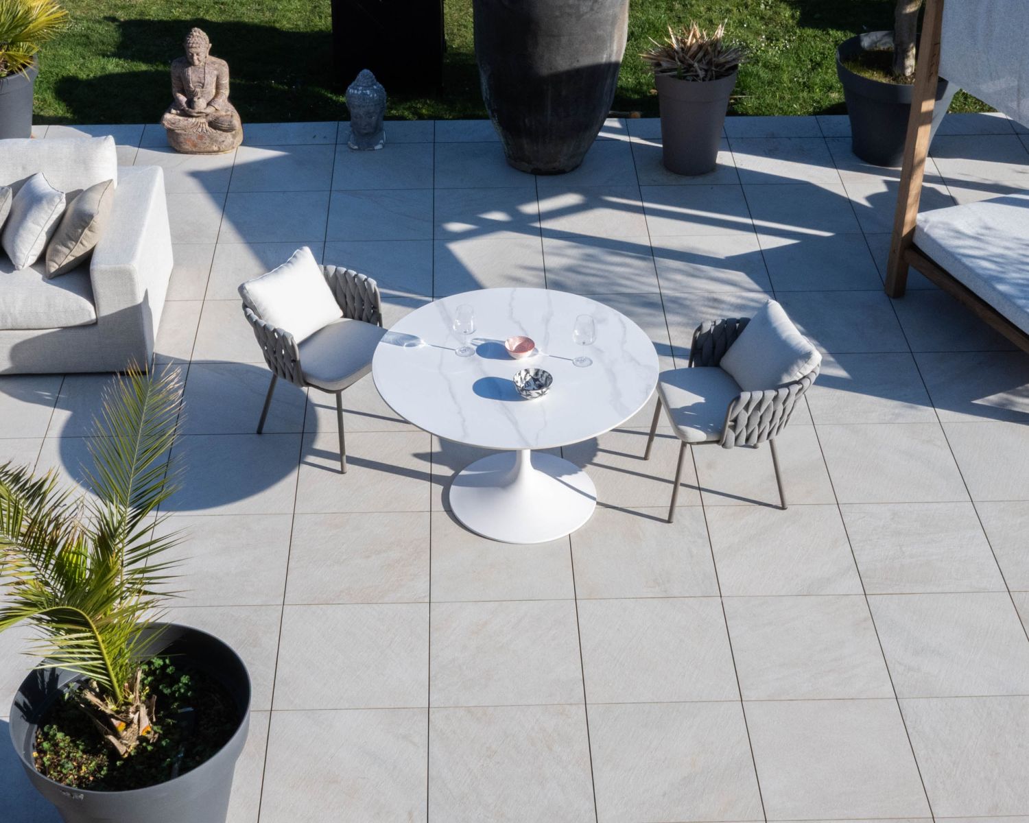 Table ronde 120 cm blanche spécial extérieur en aluminium et céramique "Saumur"