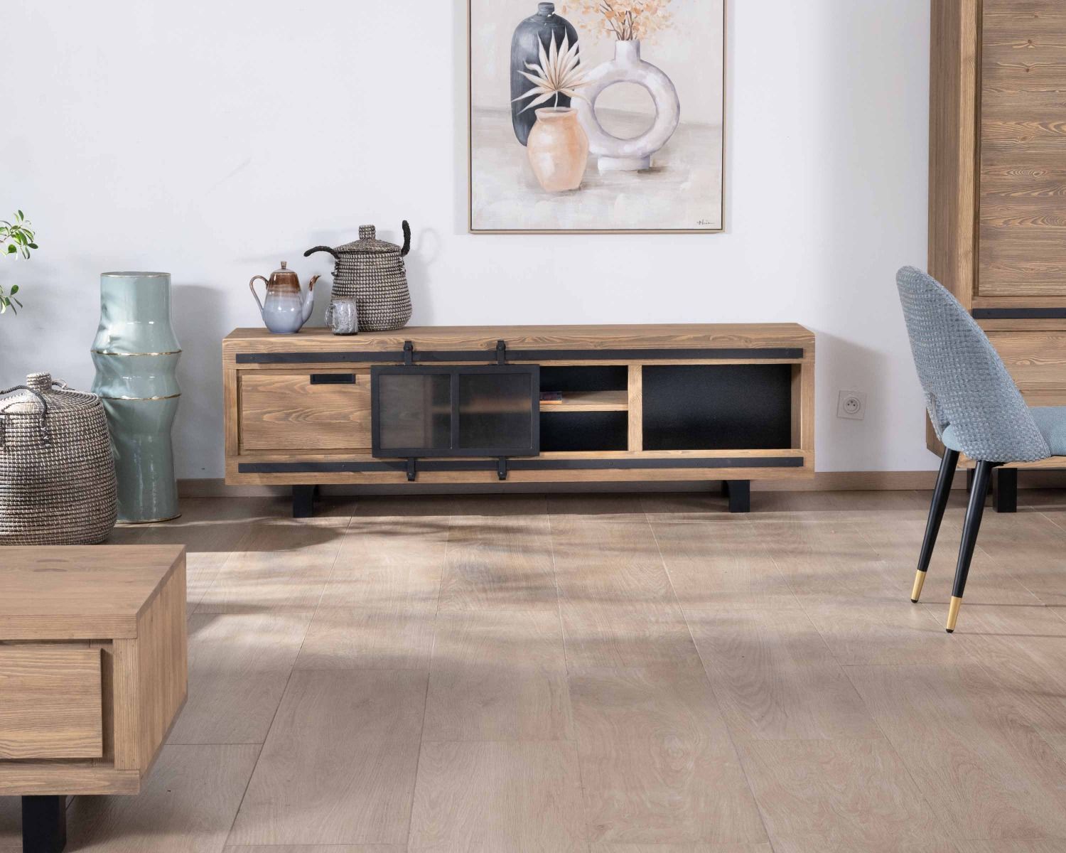 Grand banc TV 180 cm contemporain en pin brossé avec porte coulissante vitrée "Tolf"