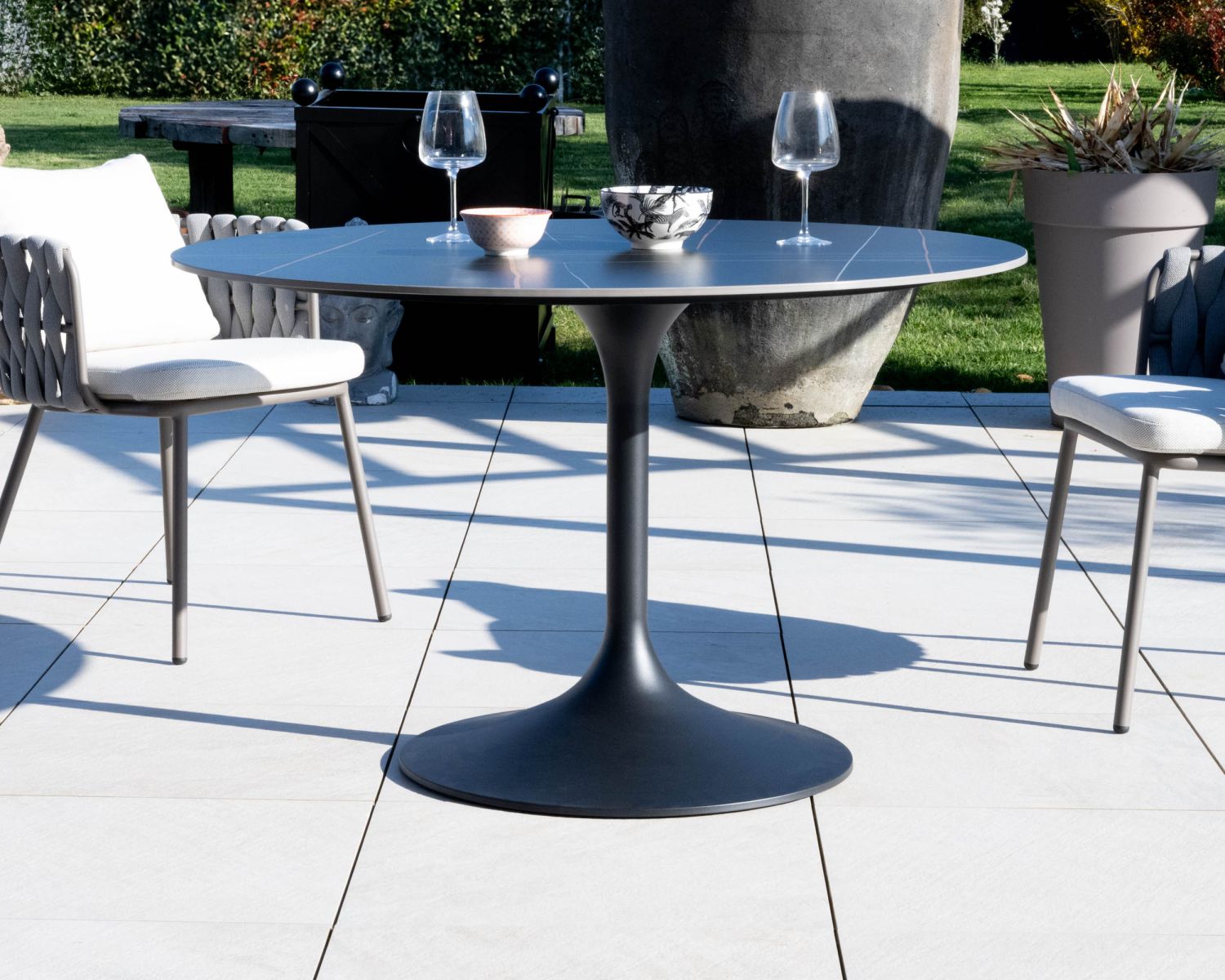 Table ronde 120 cm noire spécial extérieur en aluminium et céramique "Saumur"