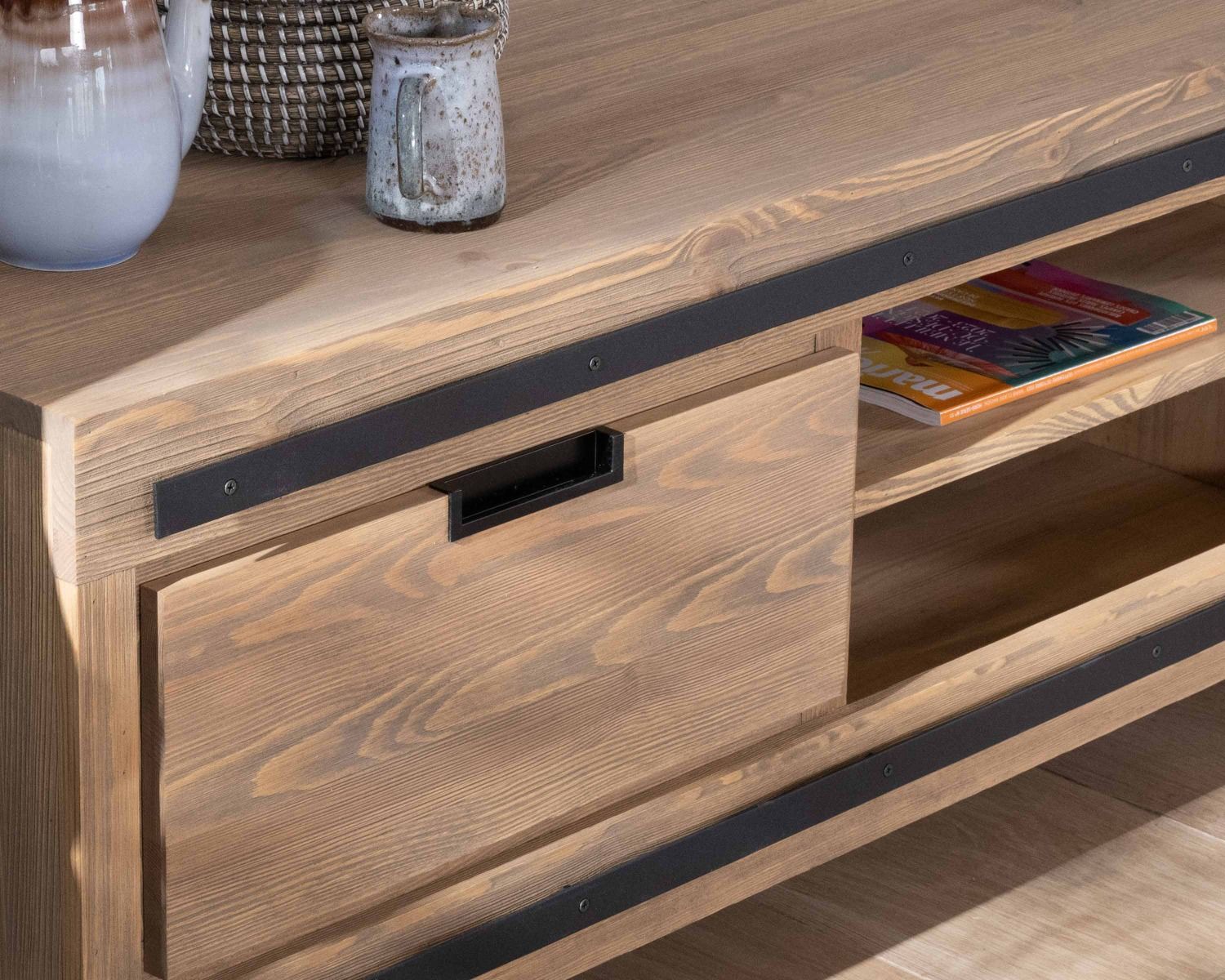 Grand banc TV 180 cm contemporain en pin brossé avec porte coulissante vitrée "Tolf"