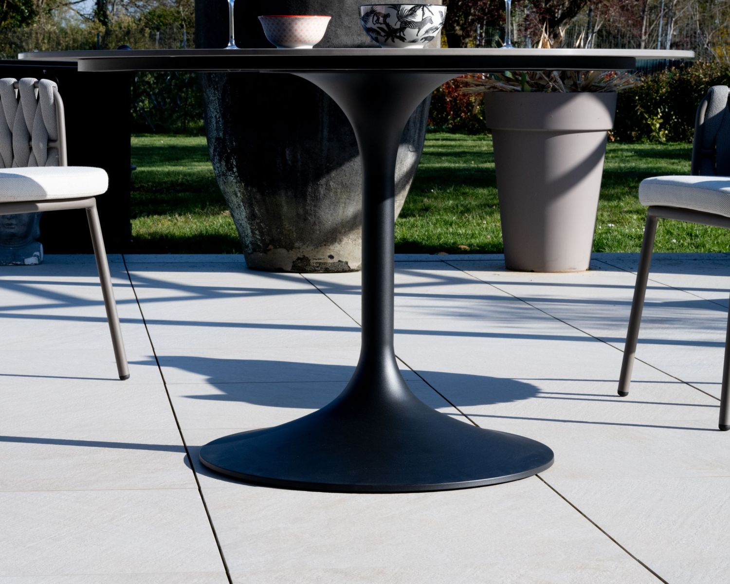 Table ronde 120 cm noire spécial extérieur en aluminium et céramique "Saumur"