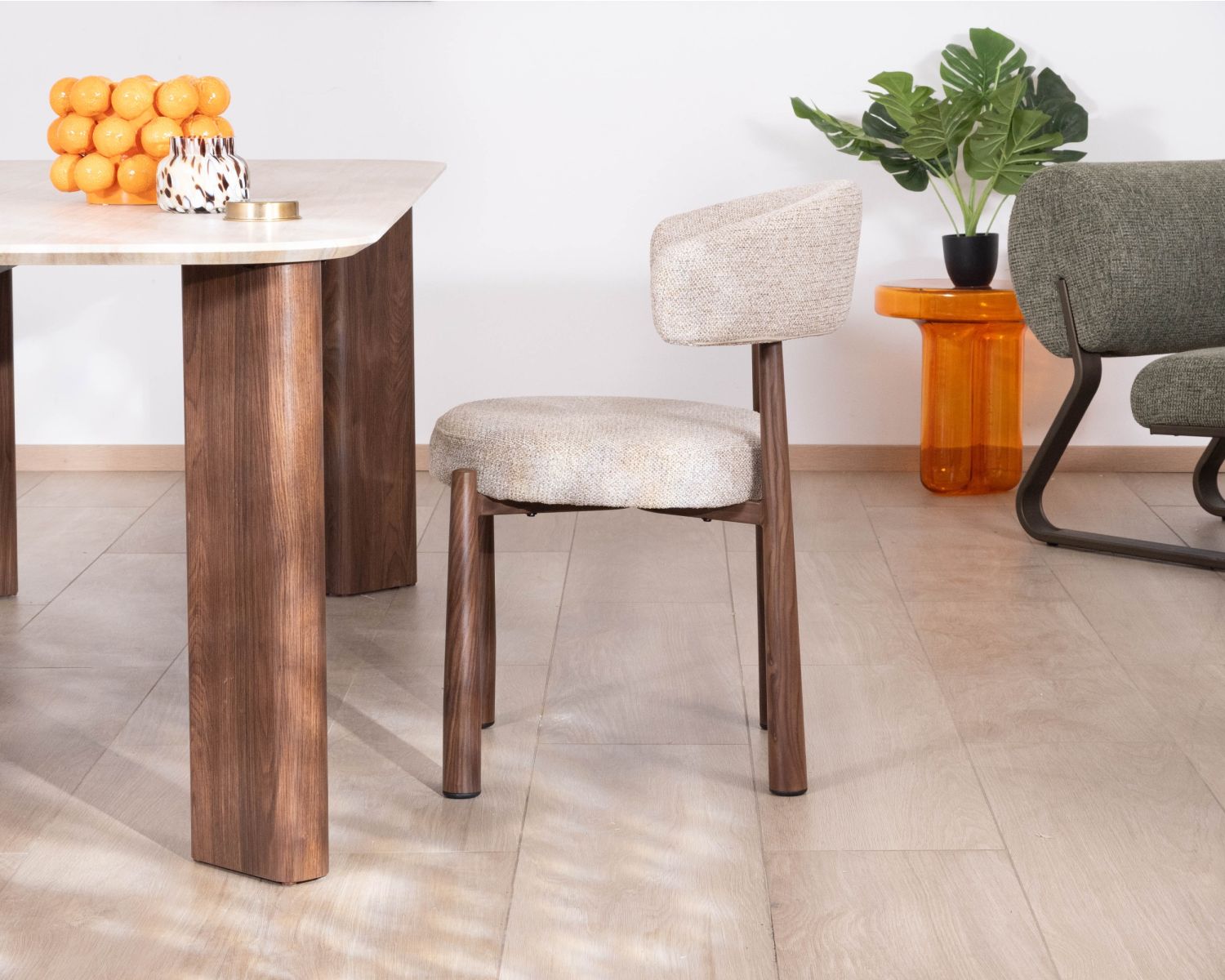 Lot de 2 chaises enveloppantes esprit rétro-contemporain “Arlo” en tissu tramé beige et marron, pieds aspect noyer