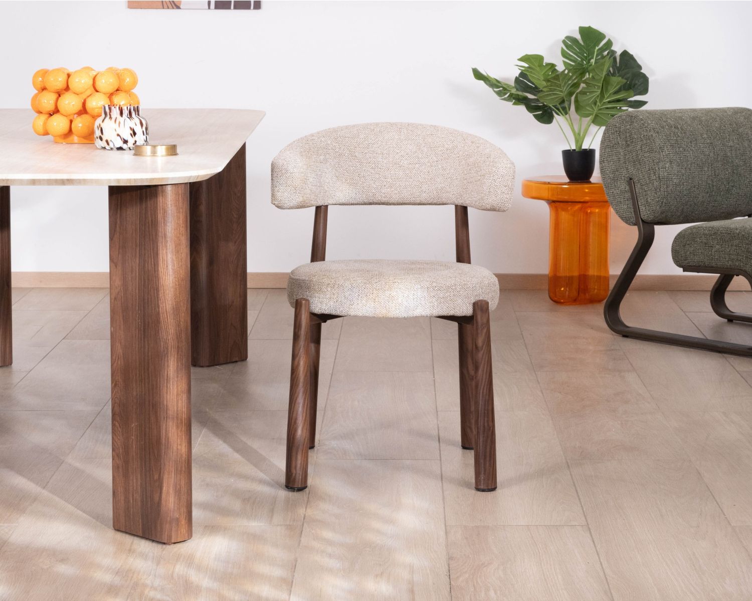 Lot de 2 chaises enveloppantes esprit rétro-contemporain “Arlo” en tissu tramé beige et marron, pieds aspect noyer