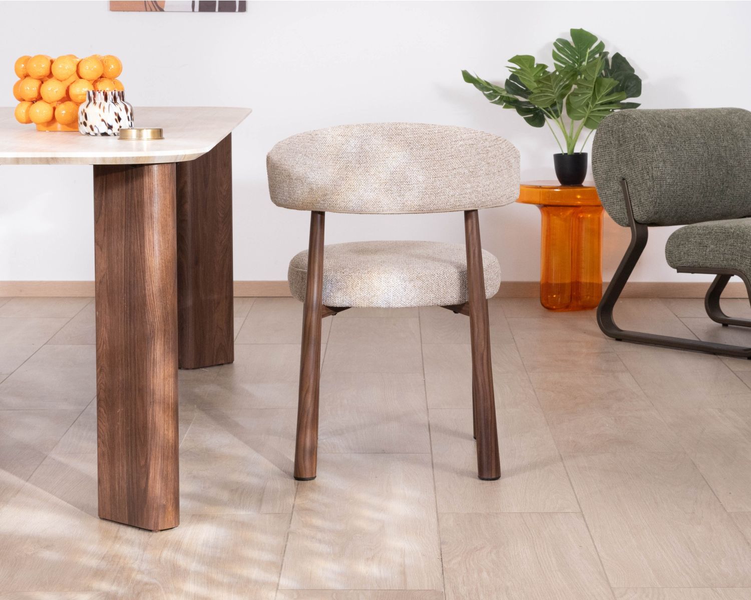 Lot de 2 chaises enveloppantes esprit rétro-contemporain “Arlo” en tissu tramé beige et marron, pieds aspect noyer