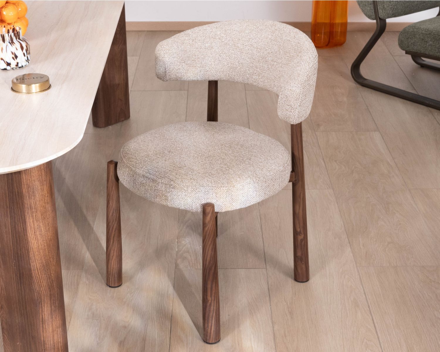 Lot de 2 chaises enveloppantes esprit rétro-contemporain “Arlo” en tissu tramé beige et marron, pieds aspect noyer