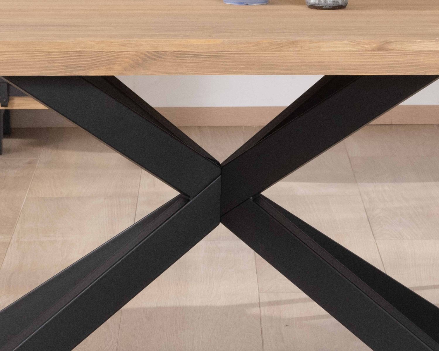 Table à manger rectangulaire 180 cm pin brossé et pieds mikado en métal noir "Tolf"