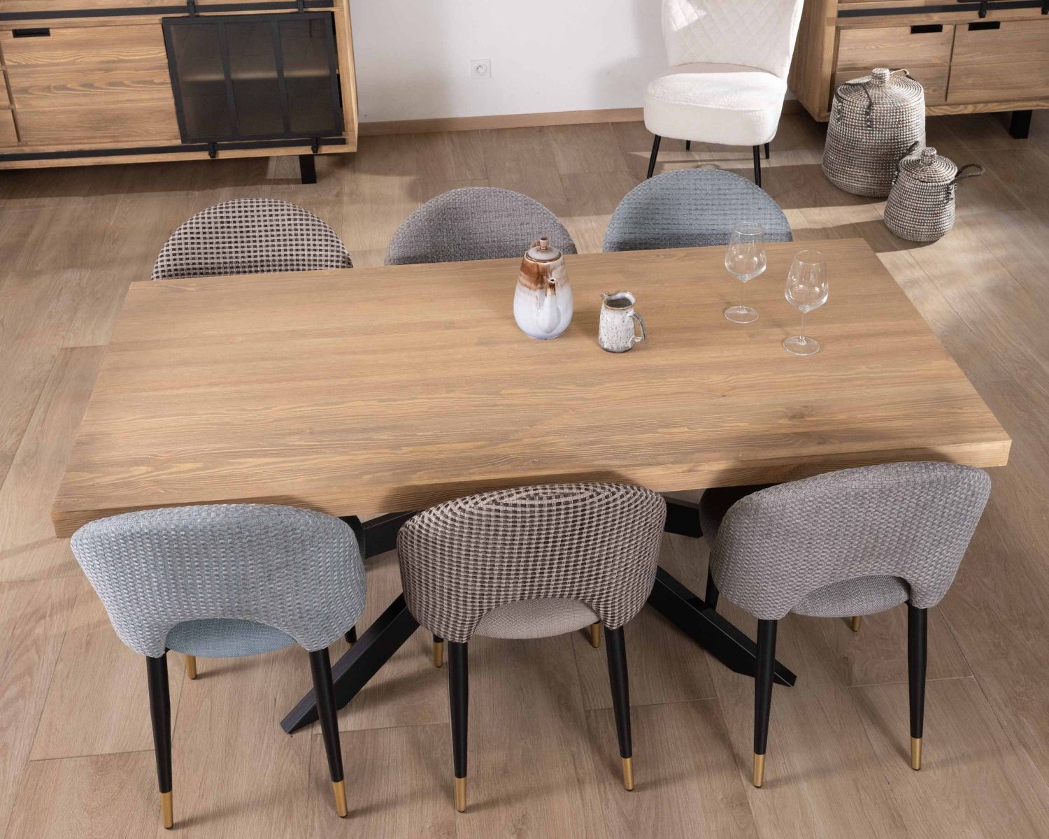 Table à manger rectangulaire 180 cm pin brossé et pieds mikado en métal noir "Tolf"