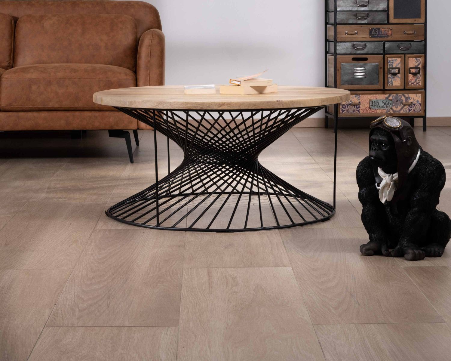 Table de salon ronde en manguier pied métal torsadé "Twist"