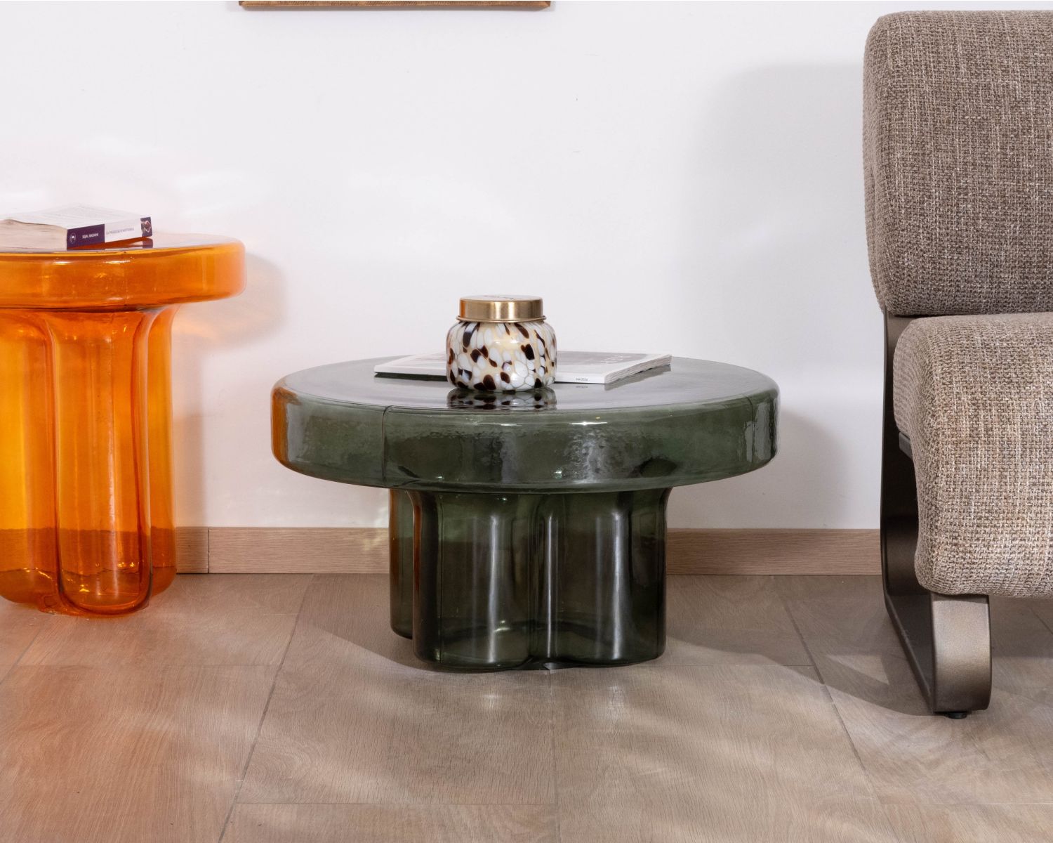 Table de salon ronde design en verre coloré vert "Cyléa"