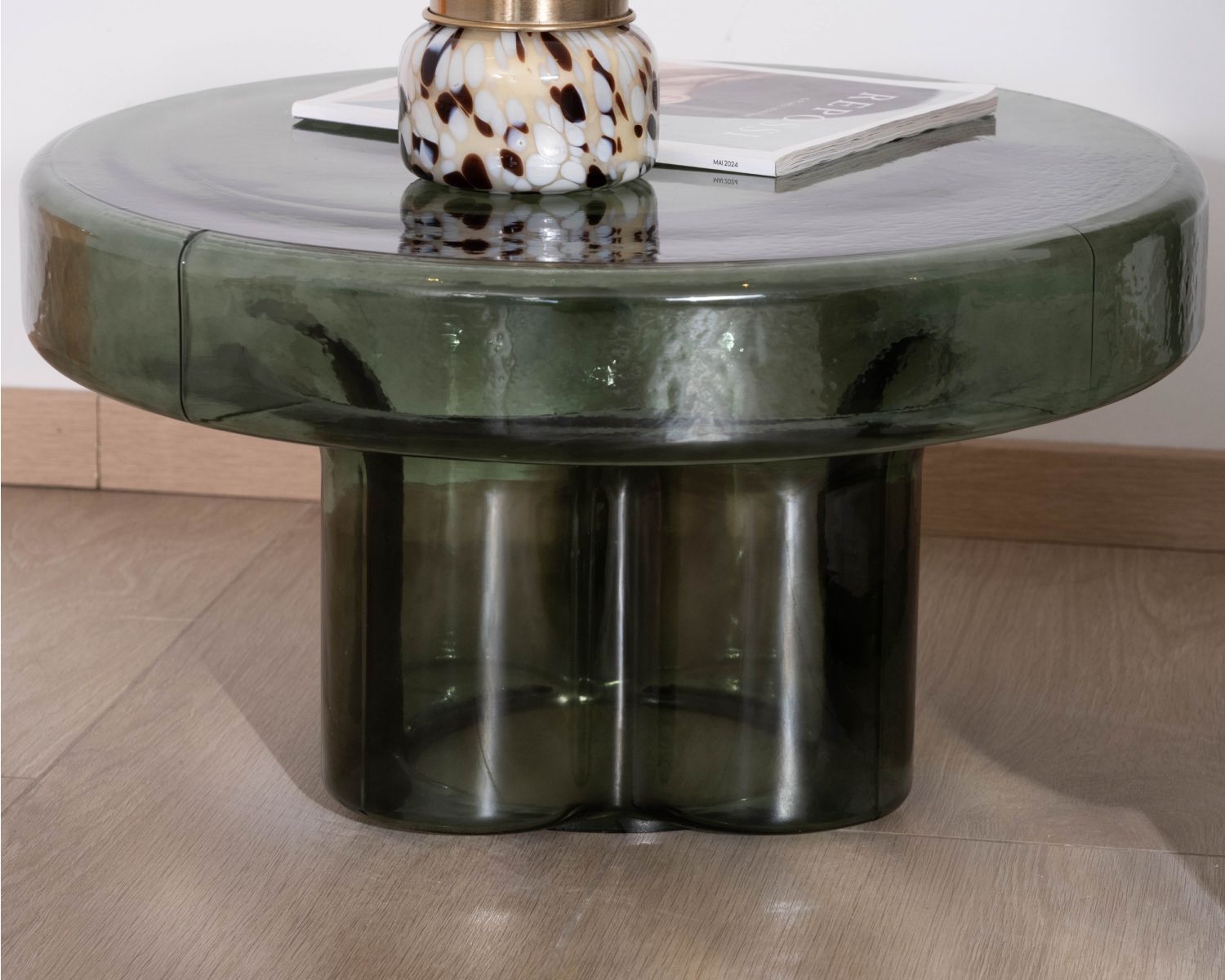 Table de salon ronde design en verre coloré vert "Cyléa"