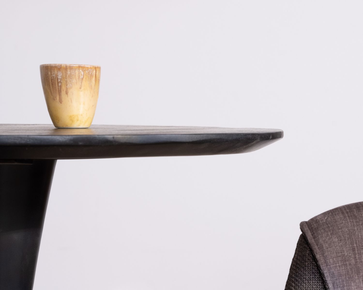 Table ronde esprit bistrot en manguier noir et pied tulipe "Piccadilly" diamètre 70 cm