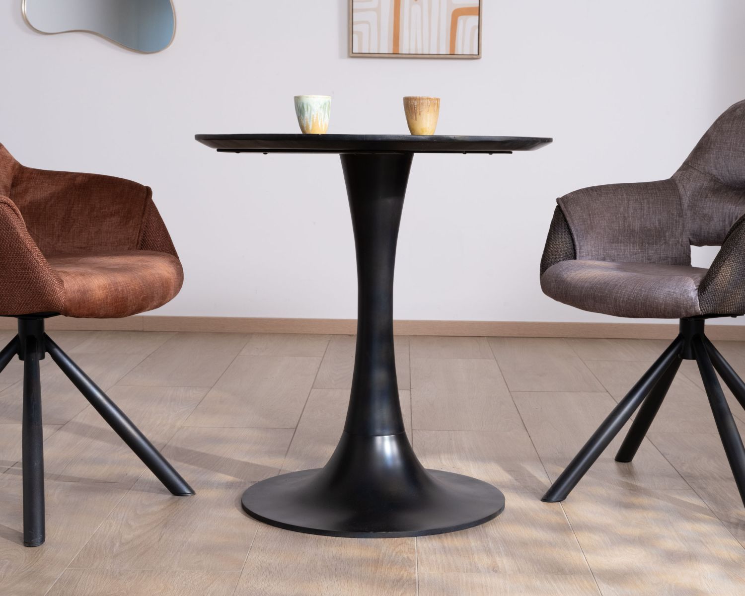 Table ronde esprit bistrot en manguier noir et pied tulipe "Piccadilly" diamètre 70 cm