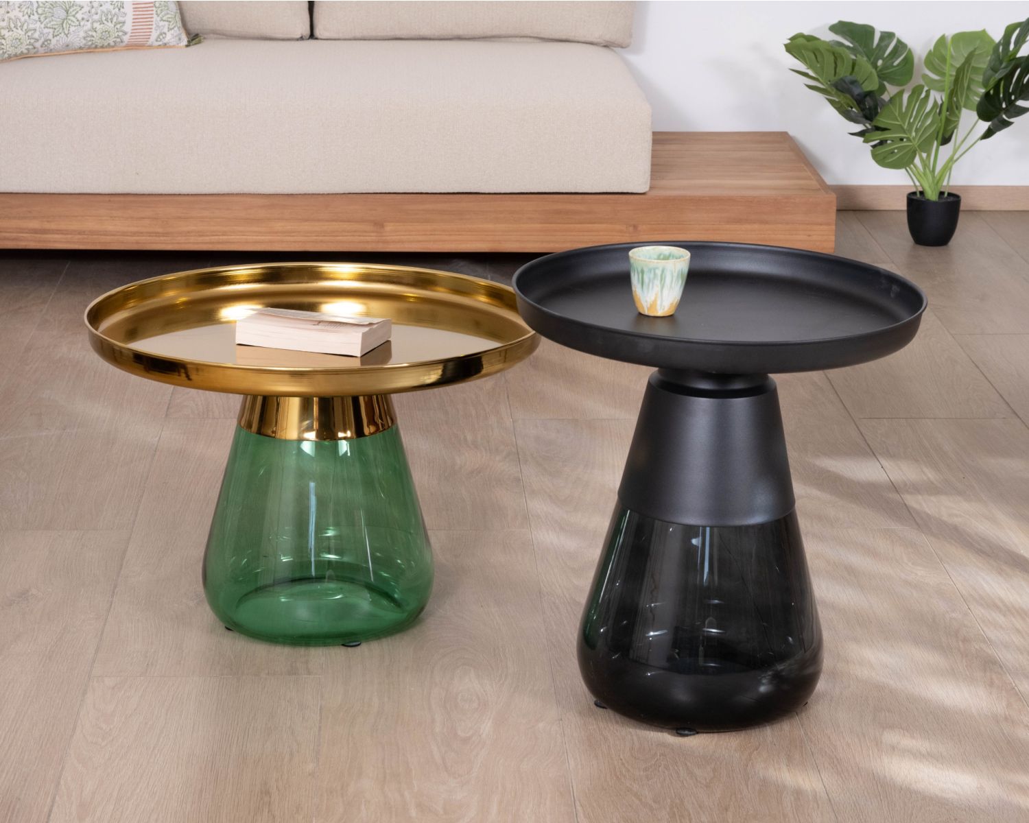 Duo de tables basses rondes en verre coloré et plateaux métal "Cyléa"