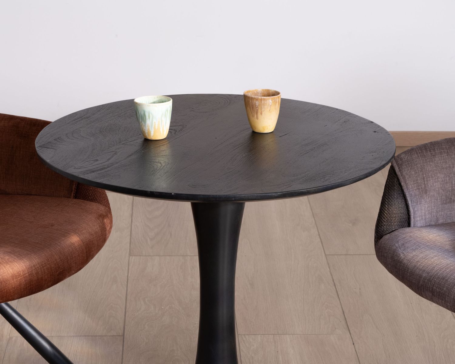 Table ronde esprit bistrot en manguier noir et pied tulipe "Piccadilly" diamètre 70 cm