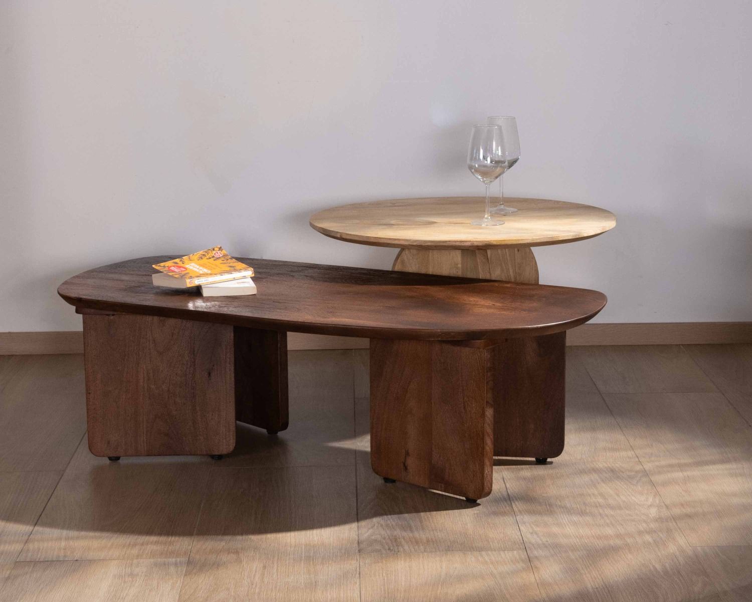 Duo de tables basses en manguier naturel et marron finition sablée "Pise"