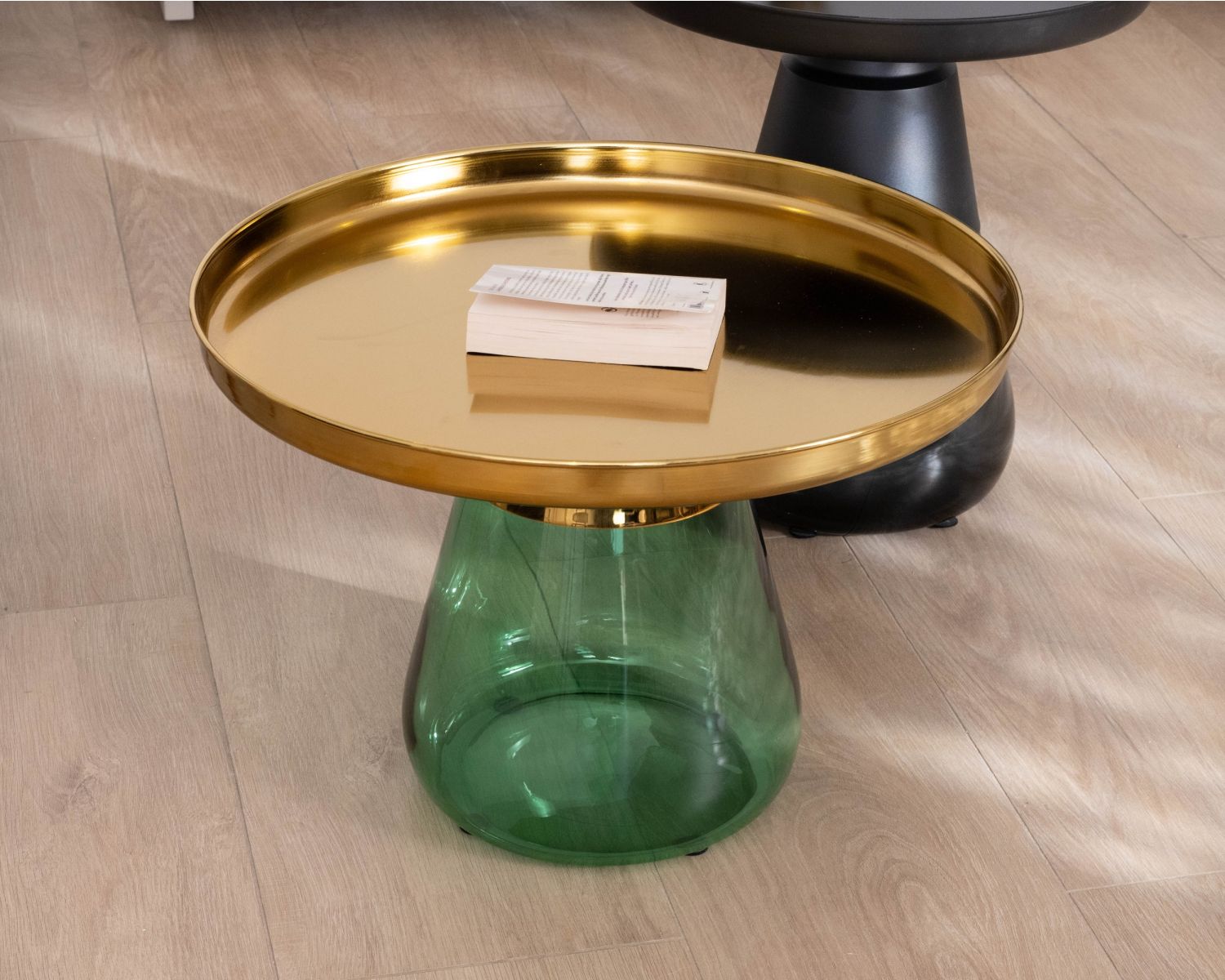 Duo de tables basses rondes en verre coloré et plateaux métal "Cyléa"