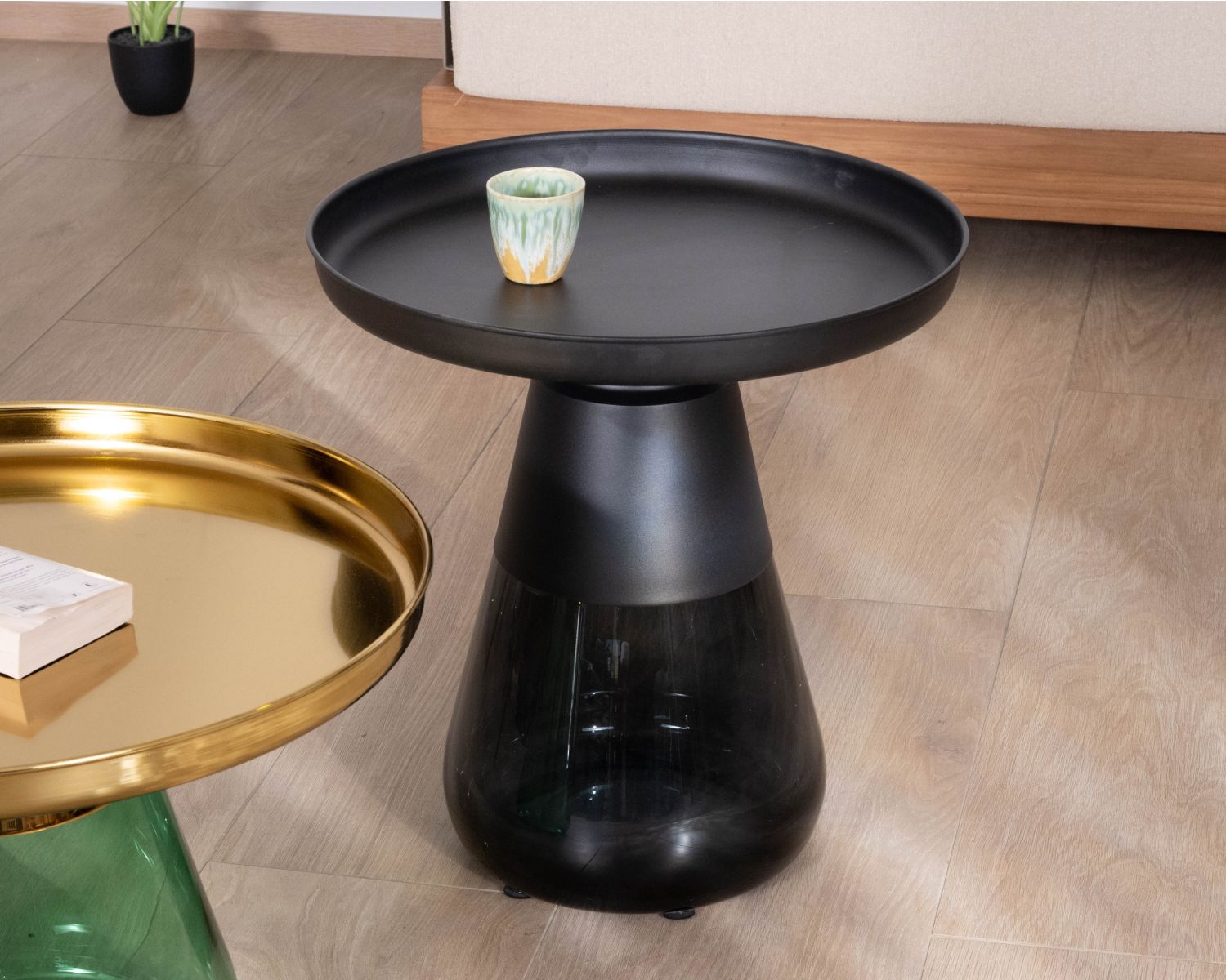 Duo de tables basses rondes en verre coloré et plateaux métal "Cyléa"