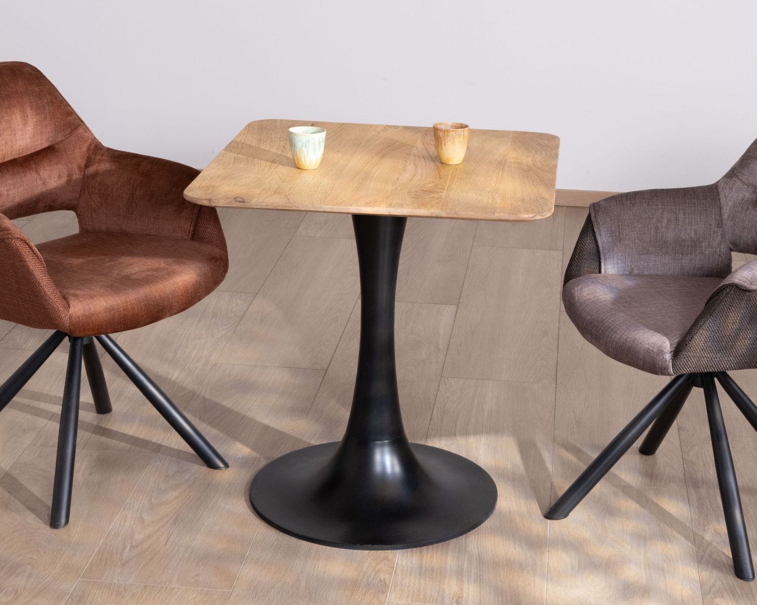 Table carrée esprit bistrot en manguier naturel "Piccadilly" 70 cm