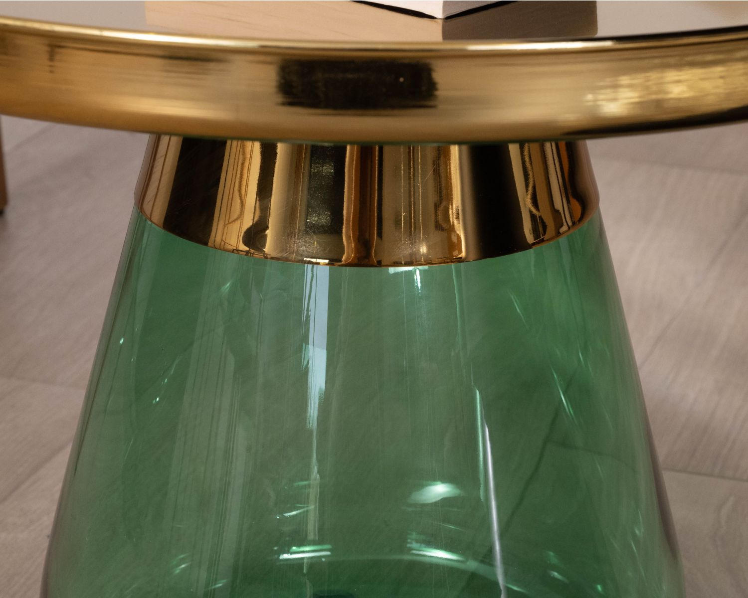 Duo de tables basses rondes en verre coloré et plateaux métal "Cyléa"