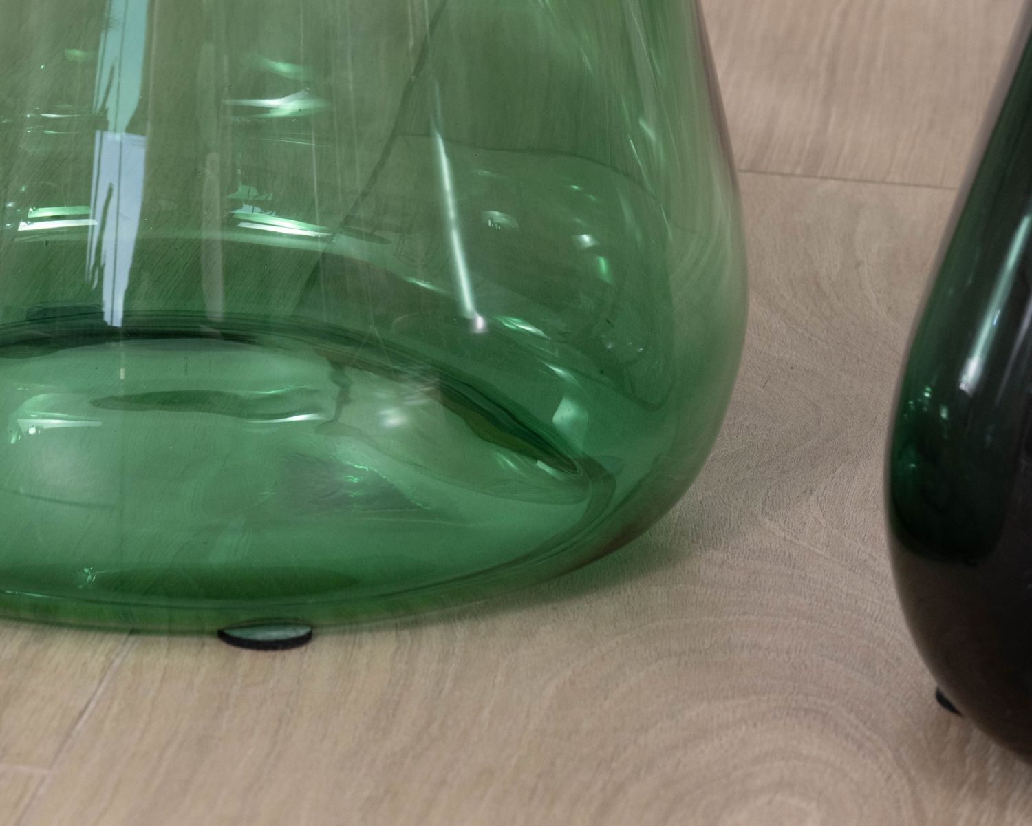 Duo de tables basses rondes en verre coloré et plateaux métal "Cyléa"
