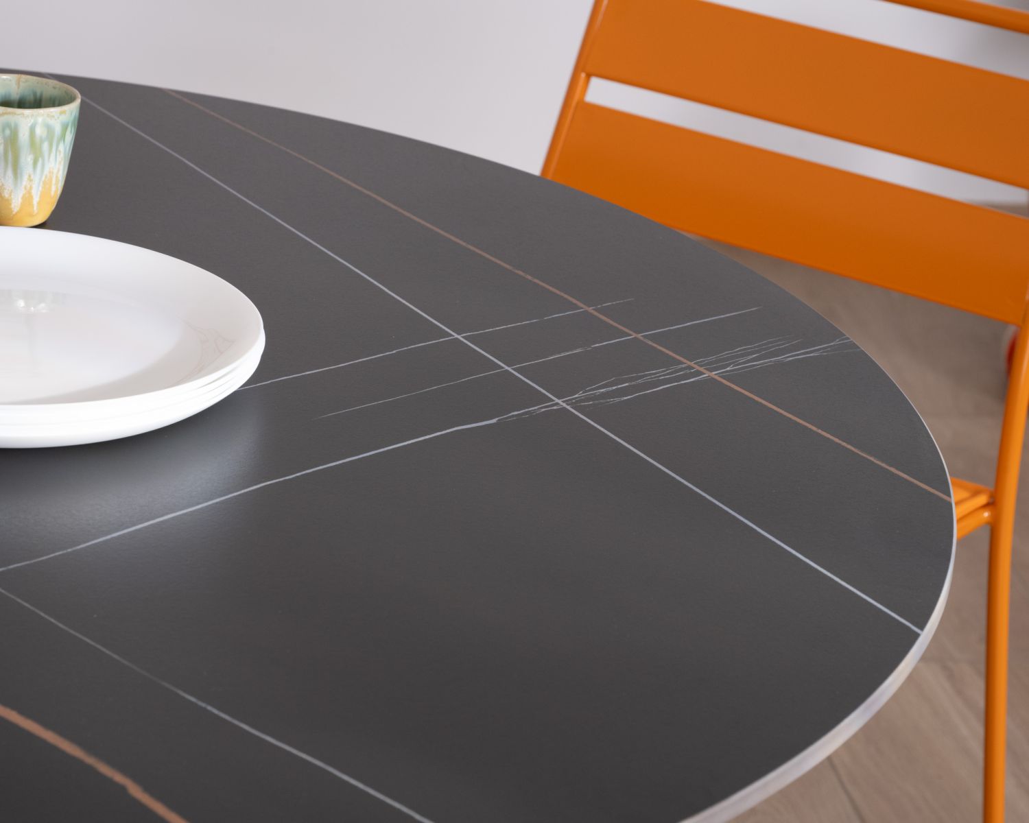 Table ronde 120 cm noire spécial extérieur en aluminium et céramique "Saumur"