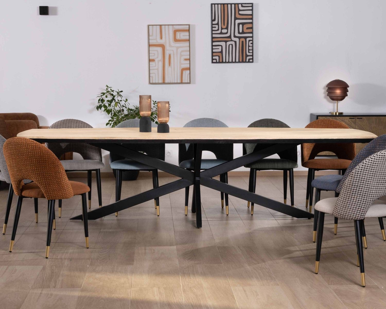 Grande table de repas 300cm manguier massif finition sablée bords biseautés noirs et pieds étoile "Pise"