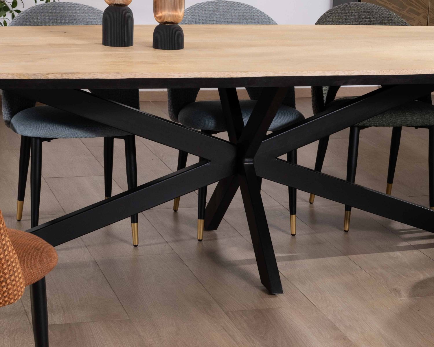 Grande table de repas 300cm manguier massif finition sablée bords biseautés noirs et pieds étoile "Pise"