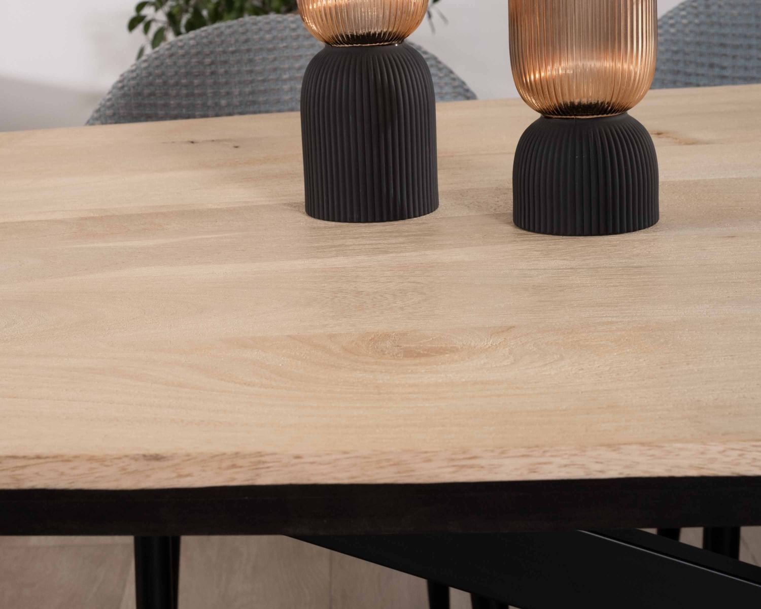 Table rectangulaire manguier massif 200cm bords biseautés noirs et pieds métal 3D "Pise"