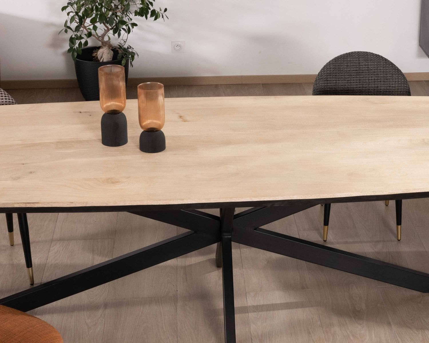 Grande table de repas 300cm manguier massif finition sablée bords biseautés noirs et pieds étoile "Pise"