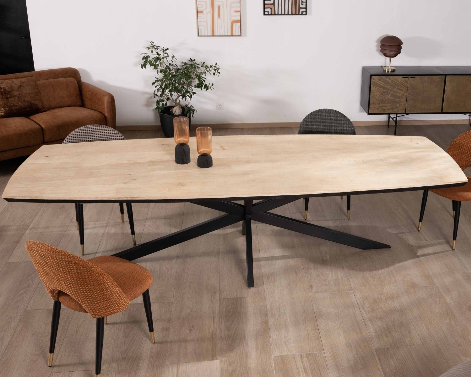 Grande table de repas 300cm manguier massif finition sablée bords biseautés noirs et pieds étoile "Pise"