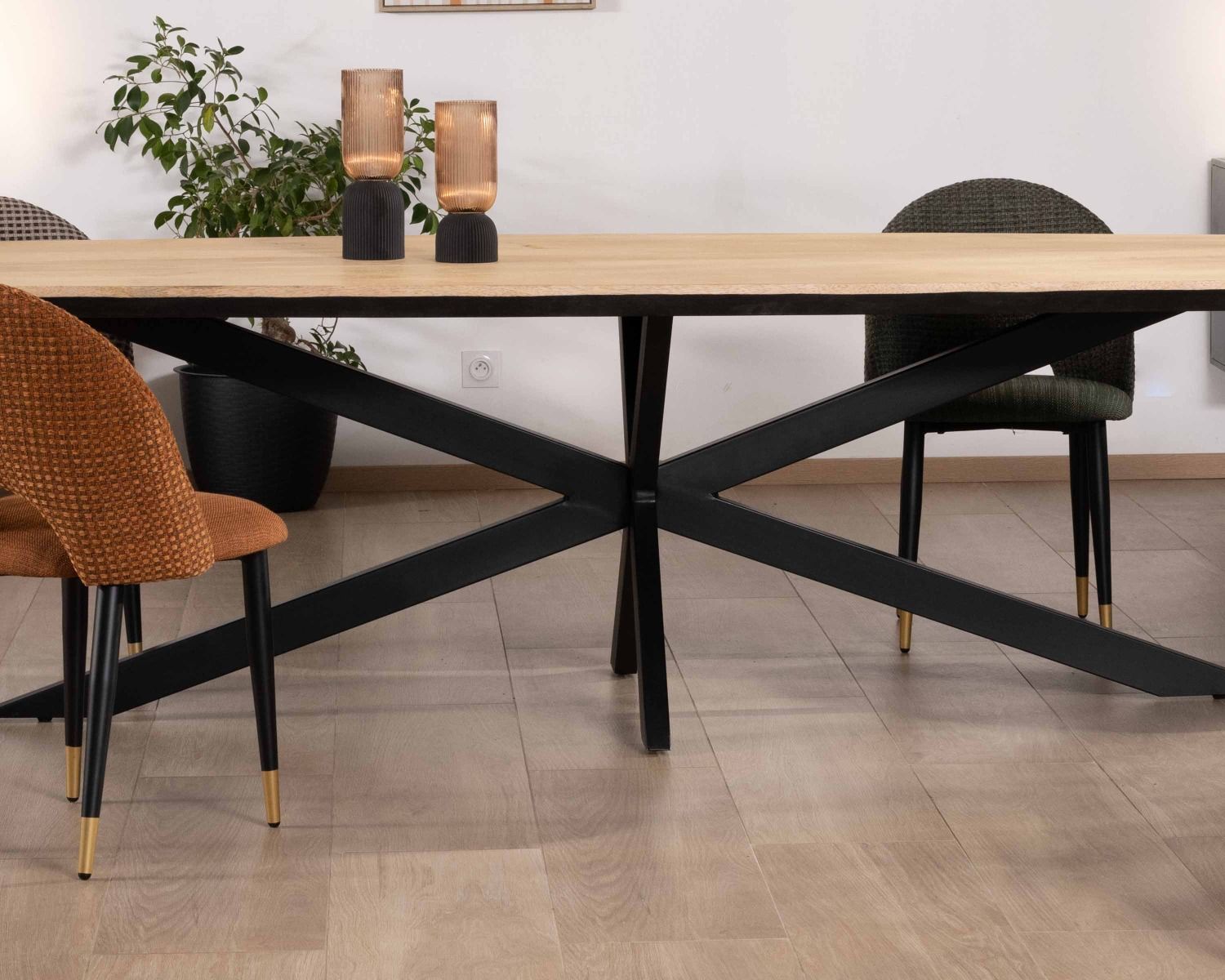 Grande table de repas 300cm manguier massif finition sablée bords biseautés noirs et pieds étoile "Pise"