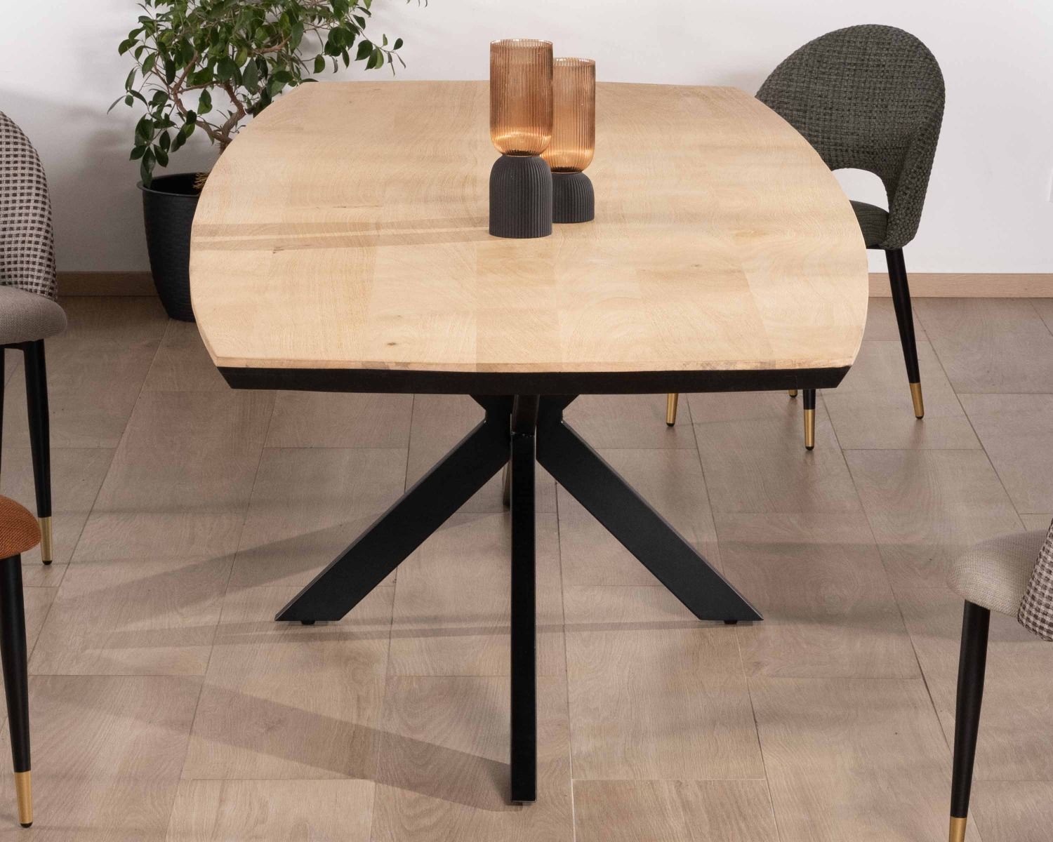 Grande table de repas 300cm manguier massif finition sablée bords biseautés noirs et pieds étoile "Pise"