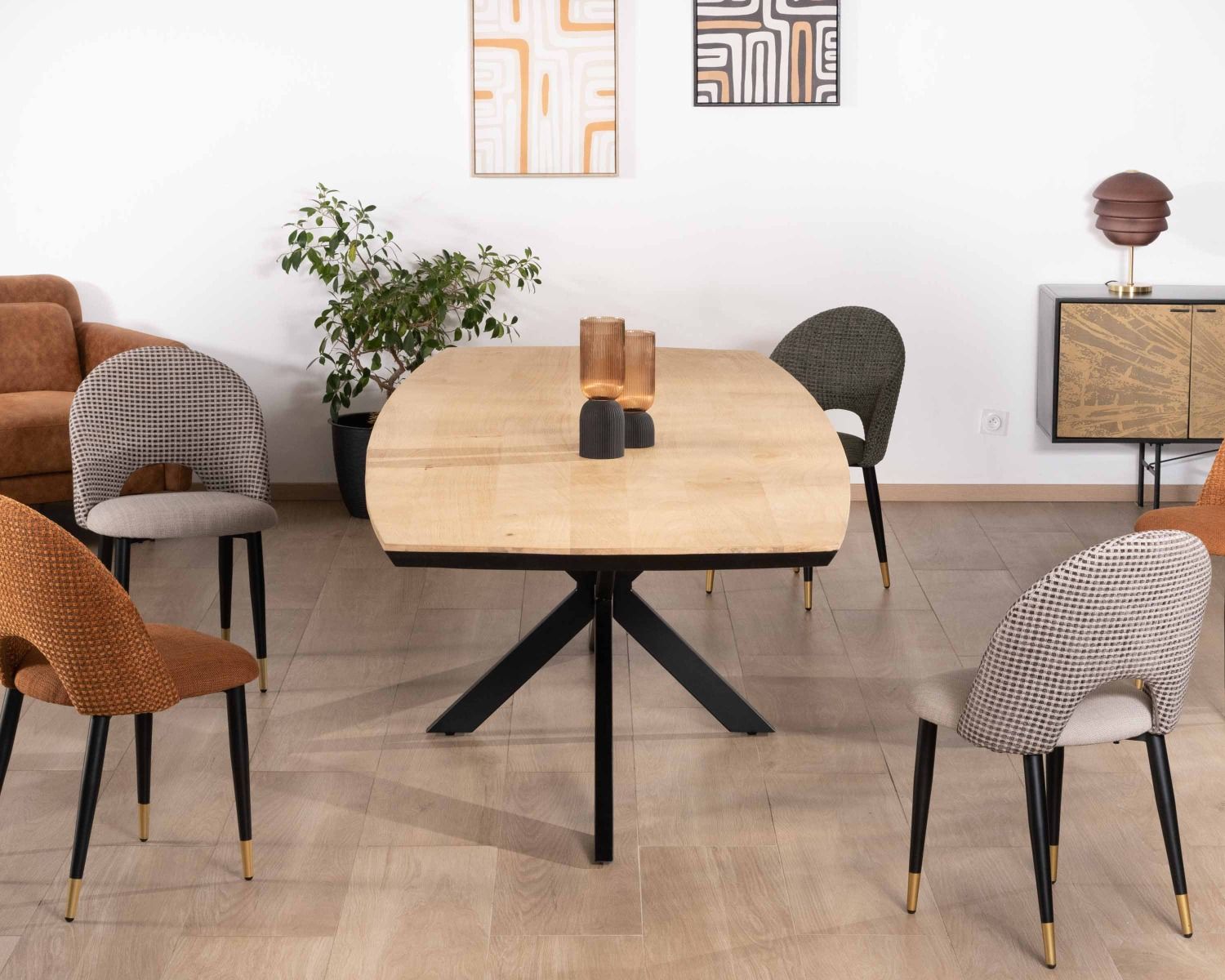 Table rectangulaire manguier massif 200cm bords biseautés noirs et pieds métal 3D "Pise"