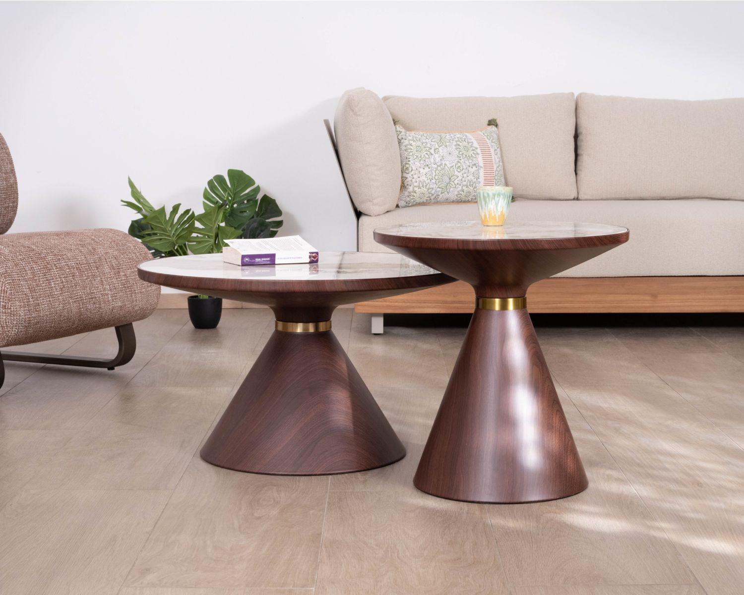 Ensemble de 2 tables basses rondes esprit rétro avec plateau en céramique blanche effet marbre "Cyléa" piètement effet noyer