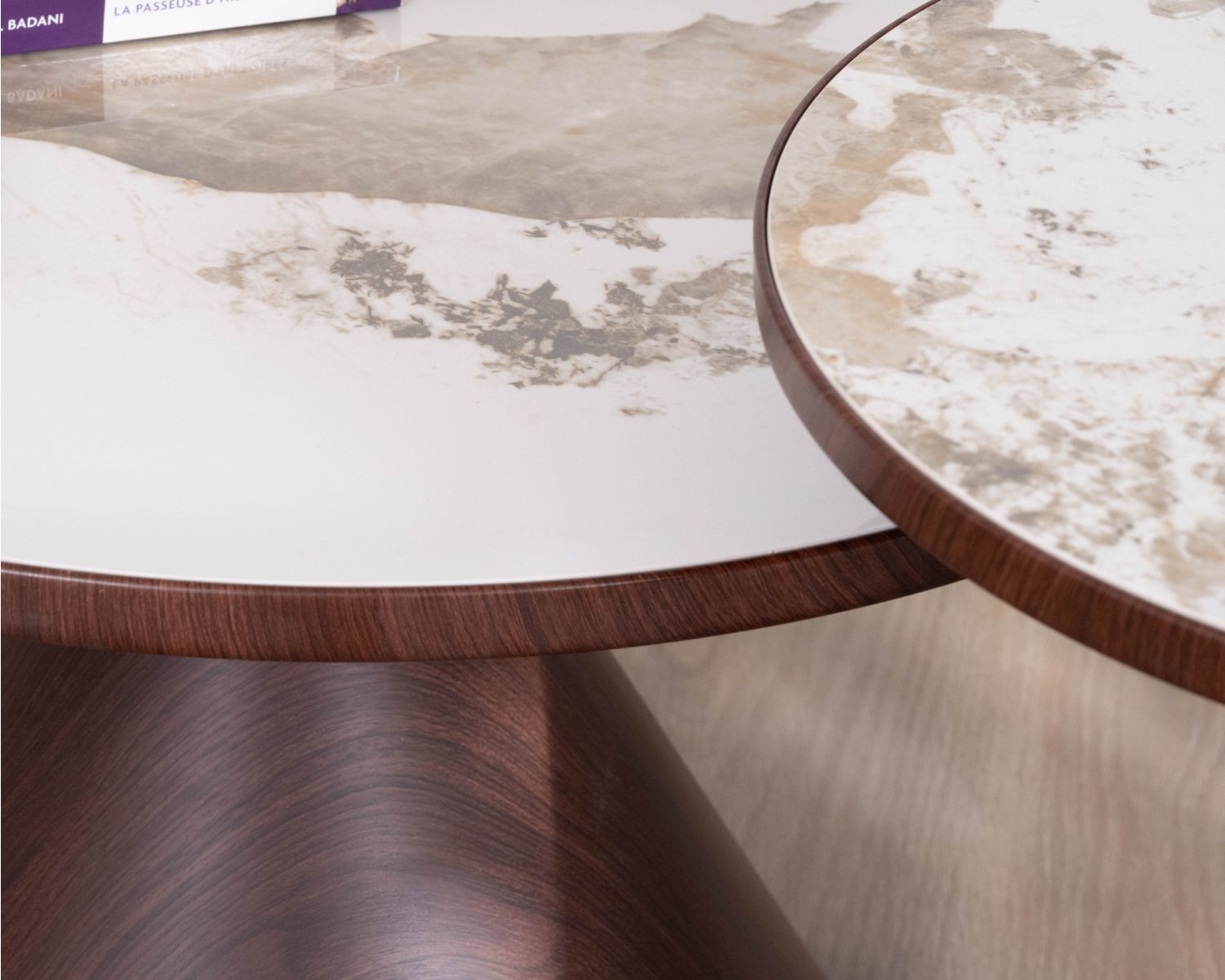 Ensemble de 2 tables basses rondes esprit rétro avec plateau en céramique blanche effet marbre "Cyléa" piètement effet noyer