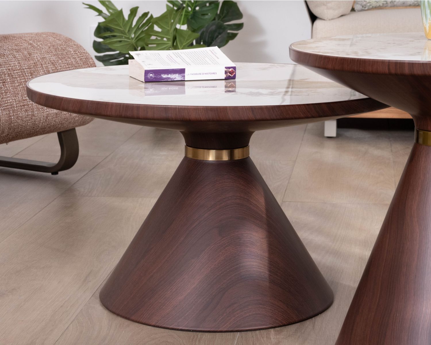 Ensemble de 2 tables basses rondes esprit rétro avec plateau en céramique blanche effet marbre "Cyléa" piètement effet noyer