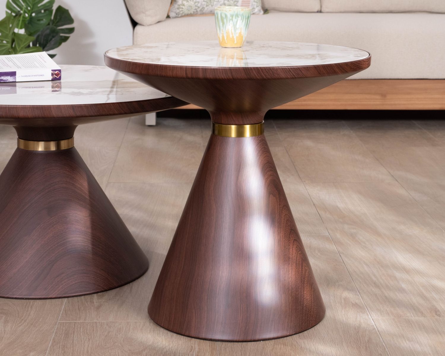 Ensemble de 2 tables basses rondes esprit rétro avec plateau en céramique blanche effet marbre "Cyléa" piètement effet noyer