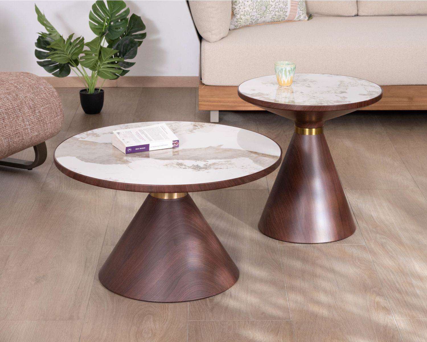 Ensemble de 2 tables basses rondes esprit rétro avec plateau en céramique blanche effet marbre "Cyléa" piètement effet noyer
