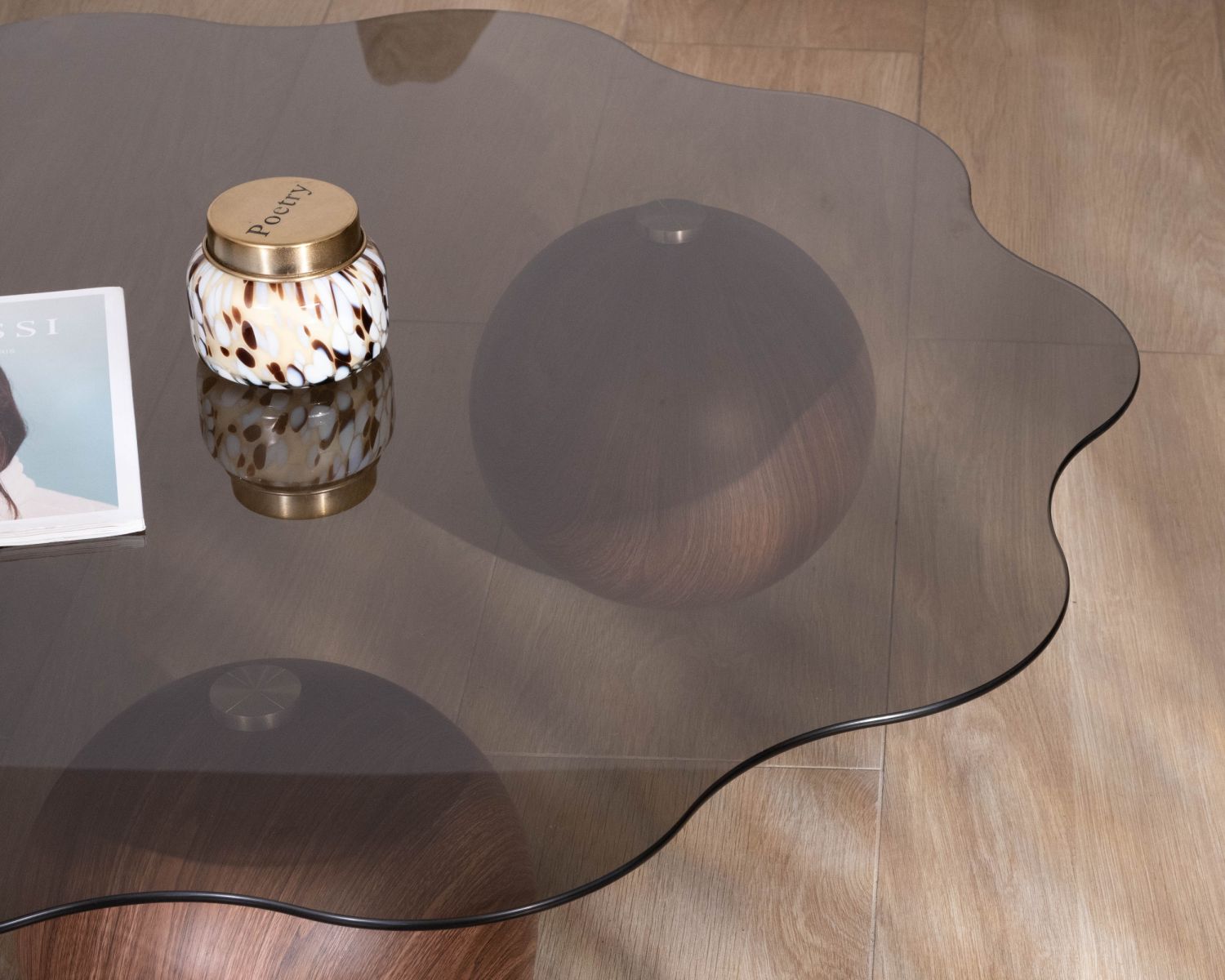 Table basse forme organique avec plateau en verre fumé "Cyléa" pieds boules