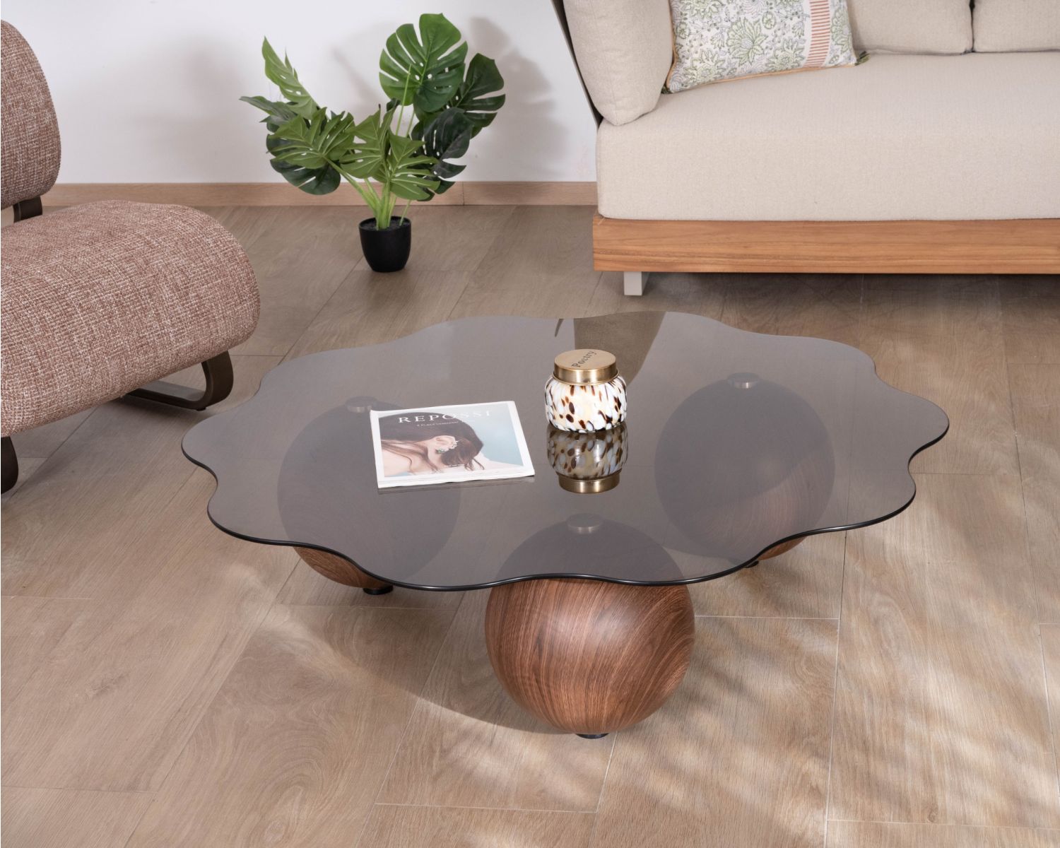 Table basse forme organique avec plateau en verre fumé "Cyléa" pieds boules