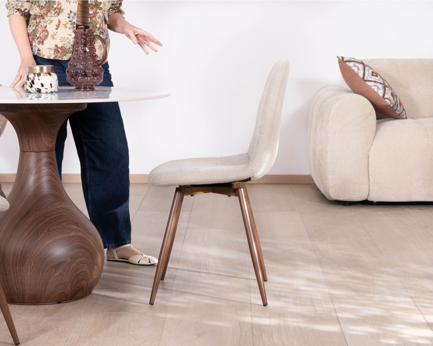 Lot de 4 chaises pivotantes rétro-contemporaines "Noma" en tissu grège chiné, pieds décor noyer