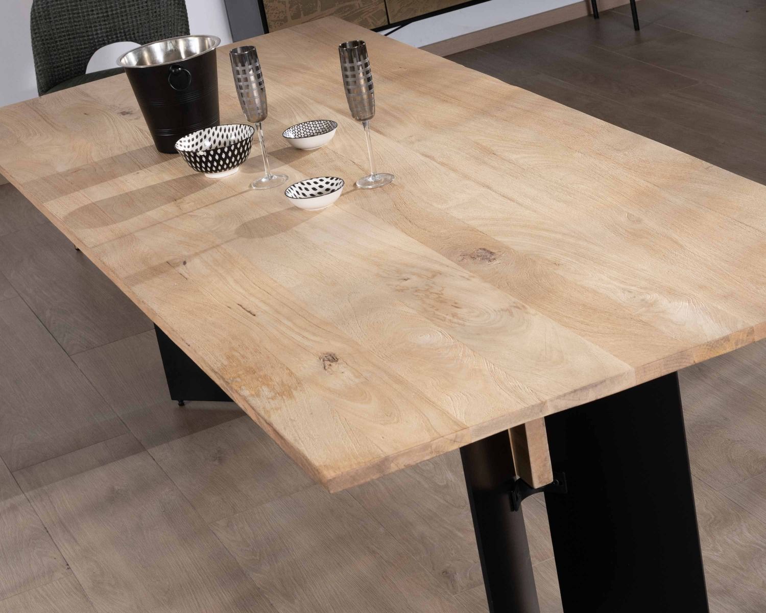 Table de salle à manger manguier massif 240cm piètement design bois et métal noir "Saturne coeval"