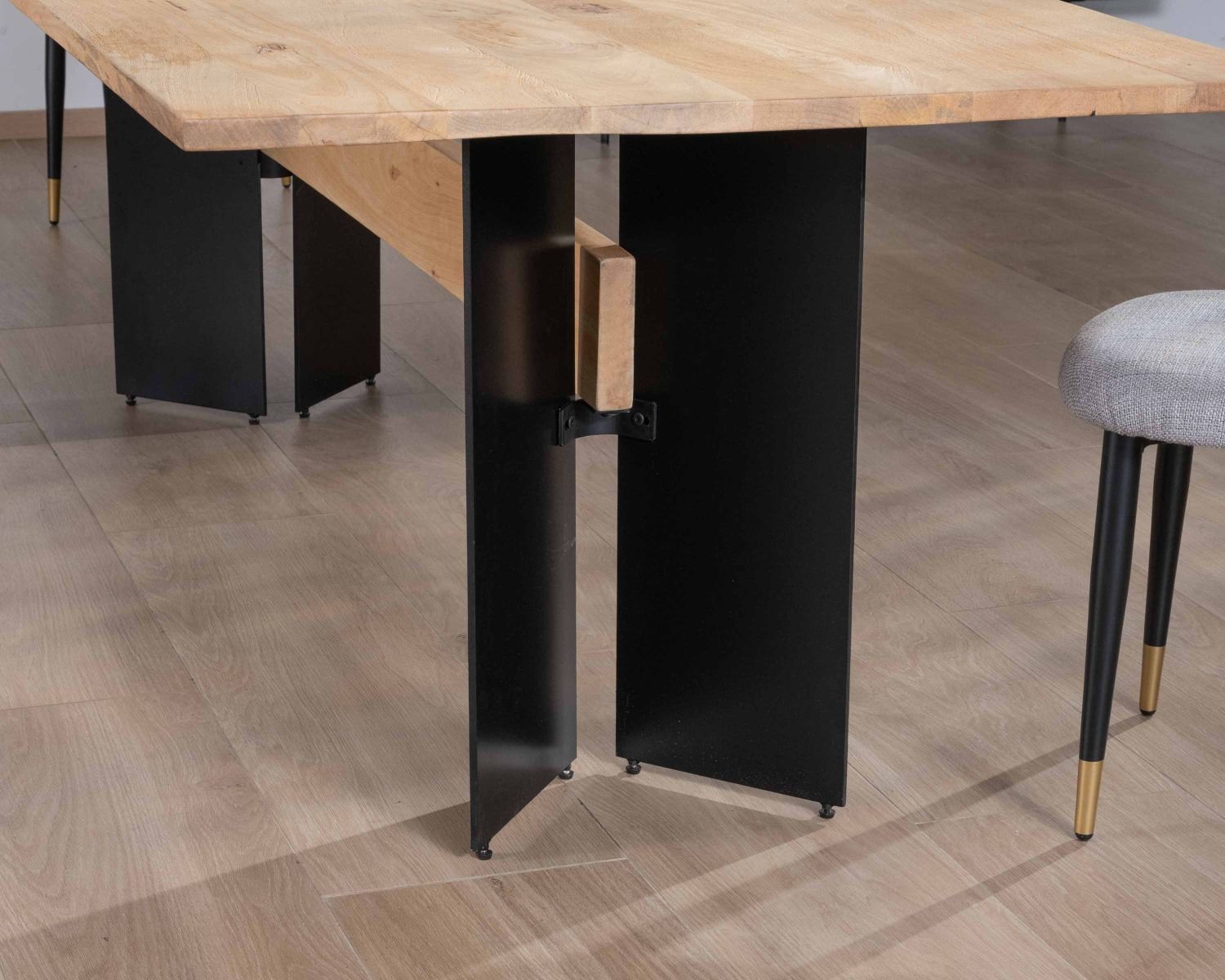 Table de salle à manger manguier massif 240cm piètement design bois et métal noir "Saturne coeval"