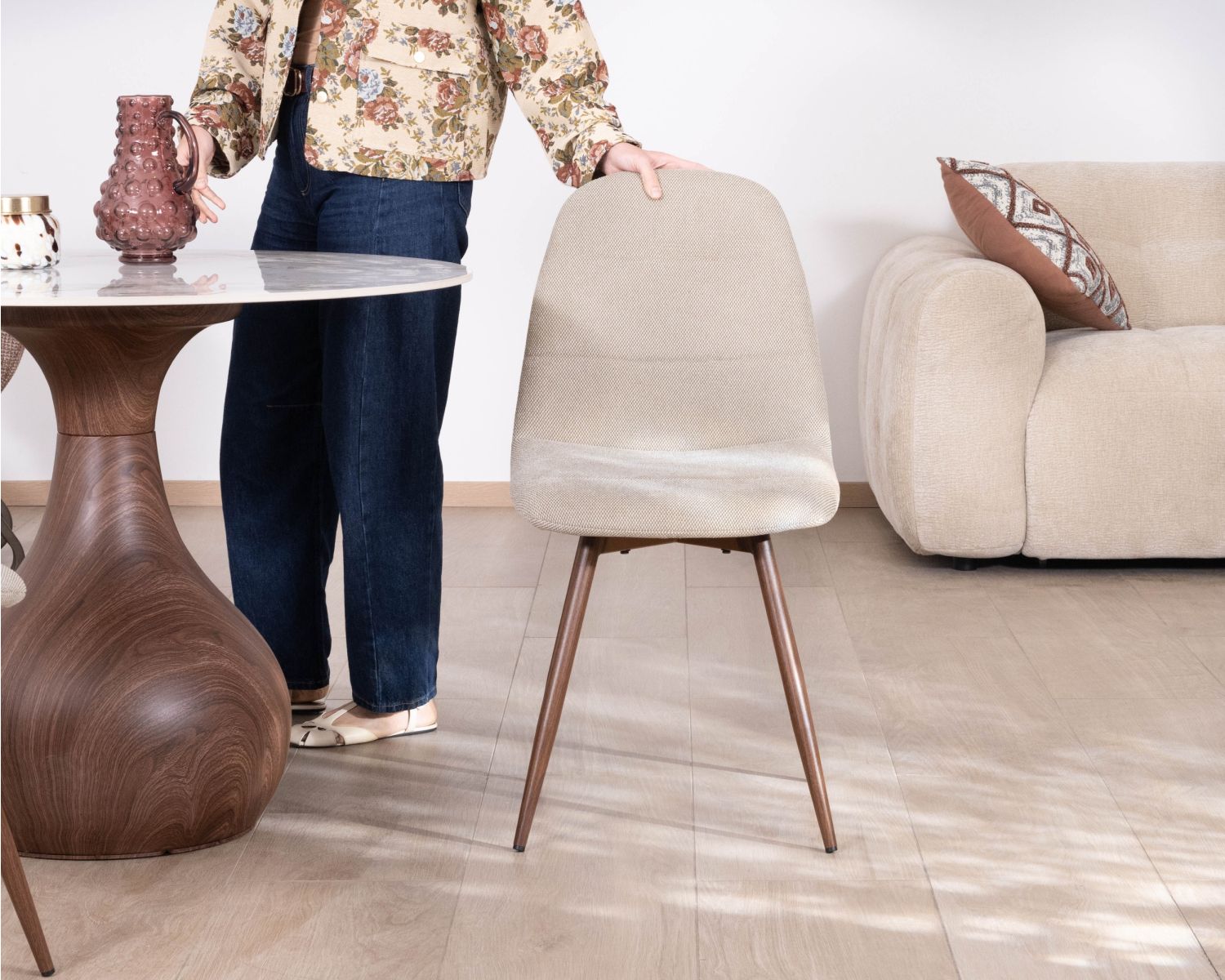 Lot de 4 chaises pivotantes rétro-contemporaines "Noma" en tissu grège chiné, pieds décor noyer