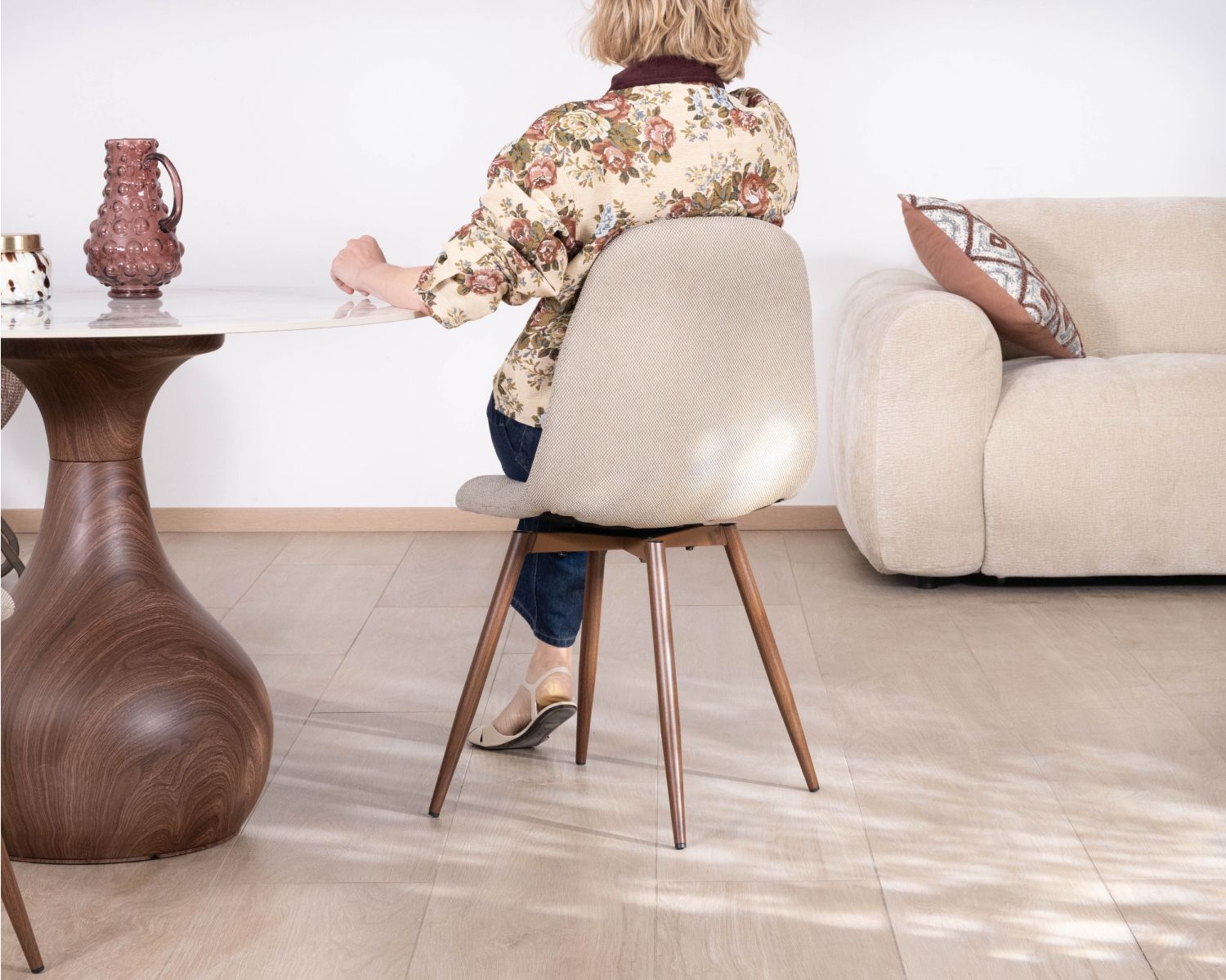 Lot de 4 chaises pivotantes rétro-contemporaines "Noma" en tissu grège chiné, pieds décor noyer