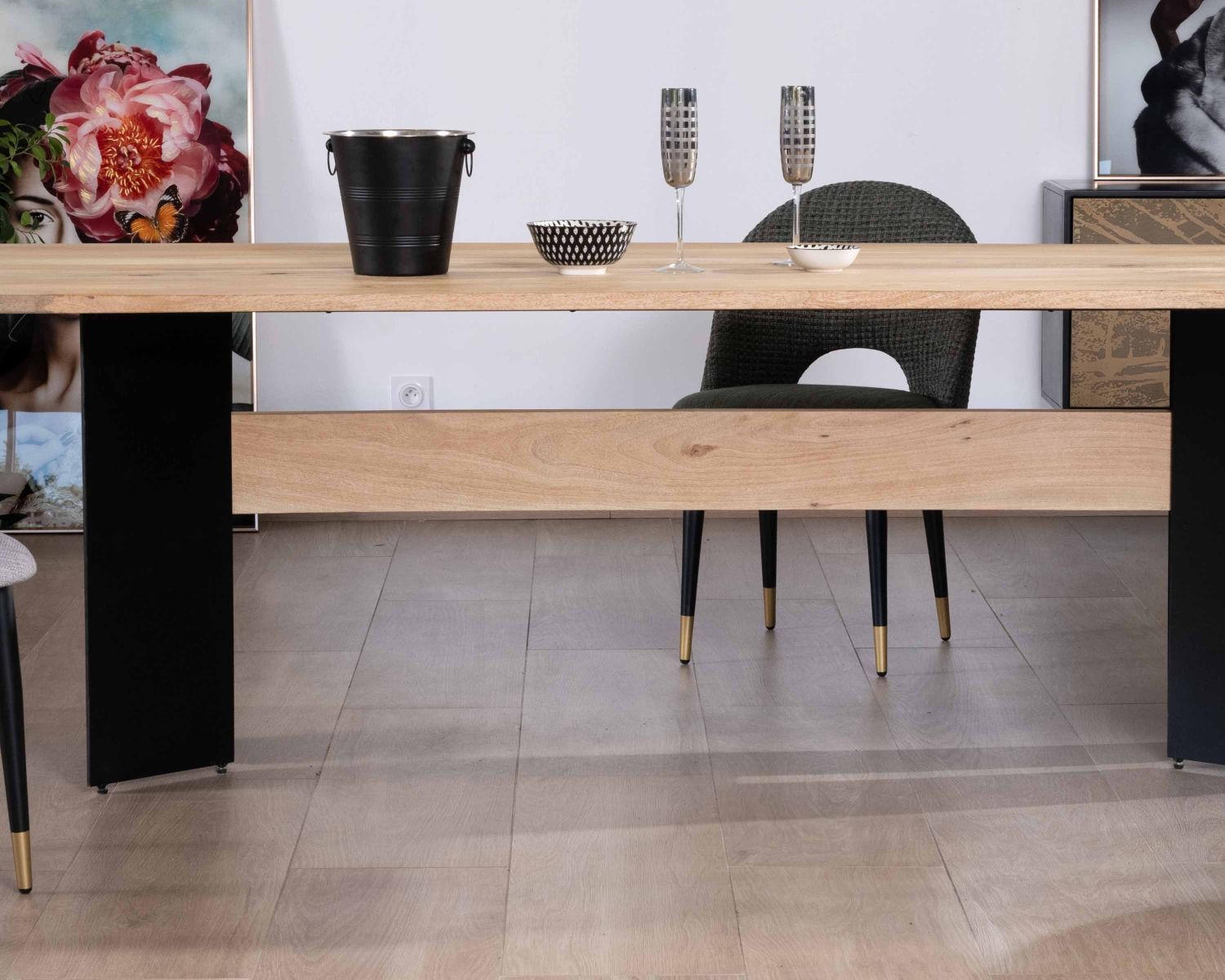 Table de salle à manger manguier massif 240cm piètement design bois et métal noir "Saturne coeval"