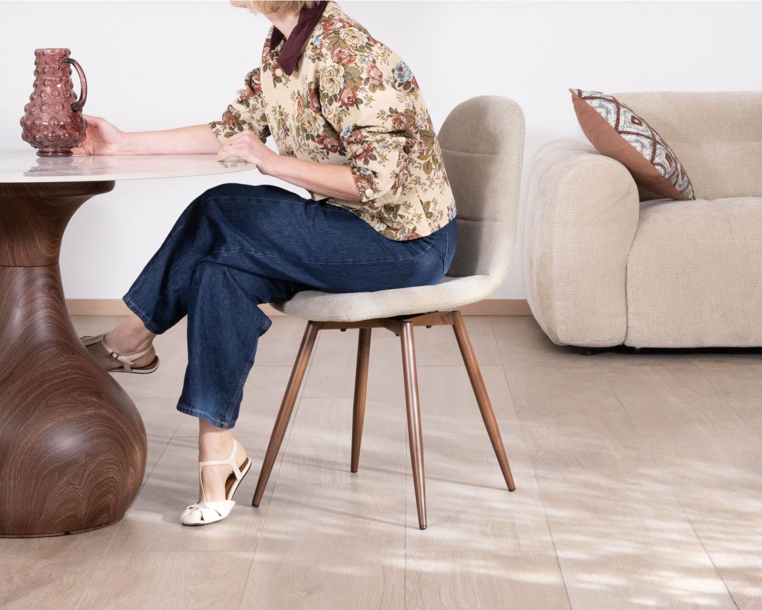 Lot de 4 chaises pivotantes rétro-contemporaines "Noma" en tissu grège chiné, pieds décor noyer