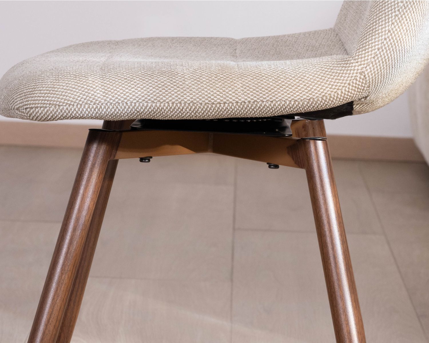 Lot de 4 chaises pivotantes rétro-contemporaines "Noma" en tissu grège chiné, pieds décor noyer