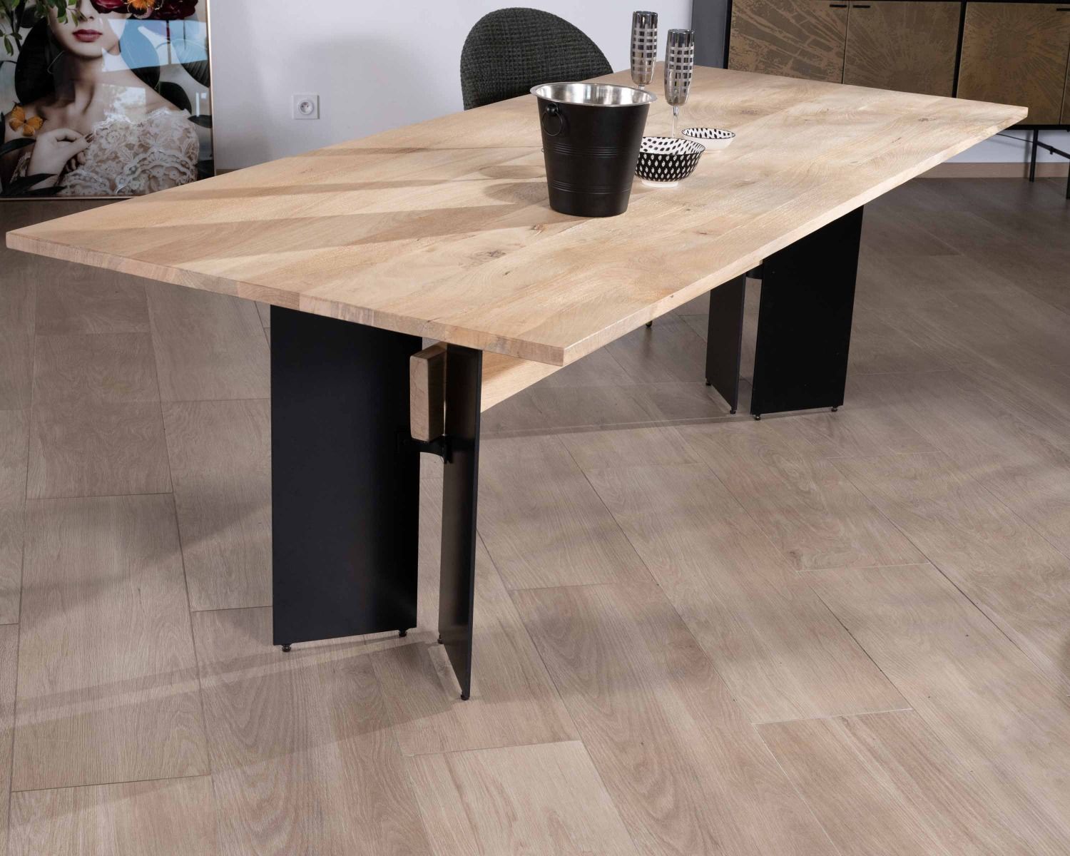Table de salle à manger manguier massif 240cm piètement design bois et métal noir "Saturne coeval"
